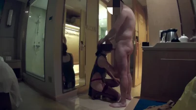 人妻开着门挨操，羞耻心爆棚